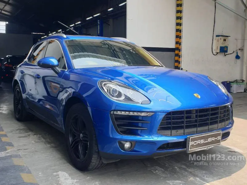 Porsche Macan Merah