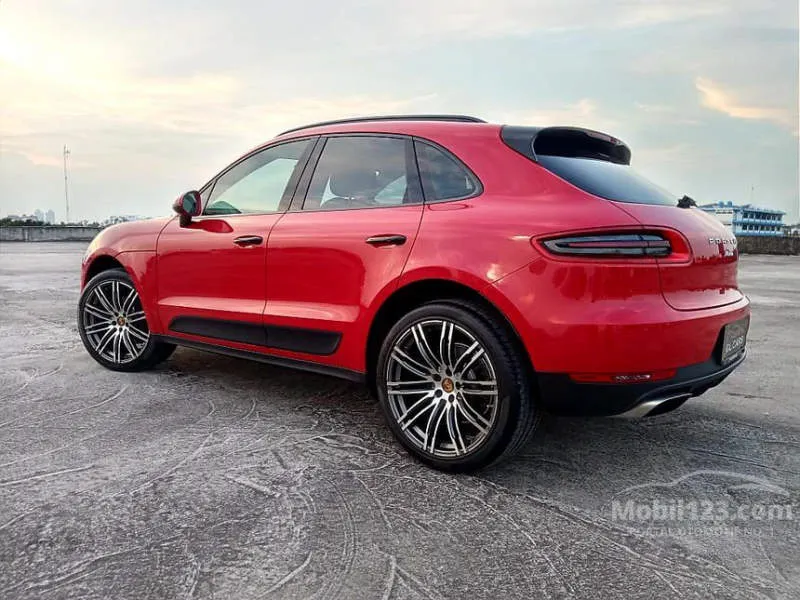 Porsche Macan Merah