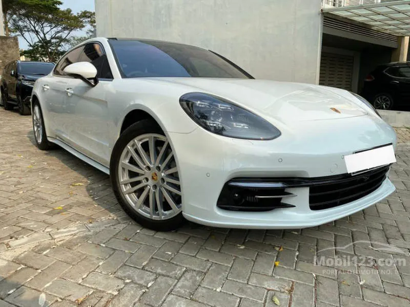 Porsche Panamera Biru