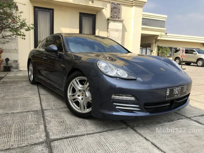 Porsche Panamera Biru