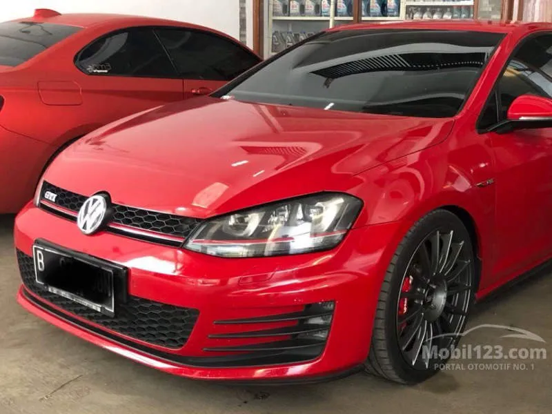Volkswagen Golf Merah