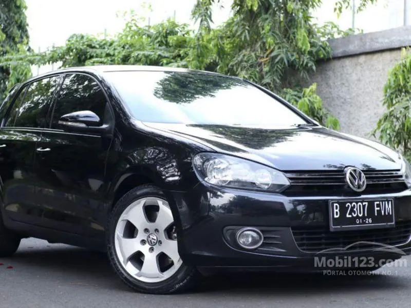 Volkswagen Golf Merah