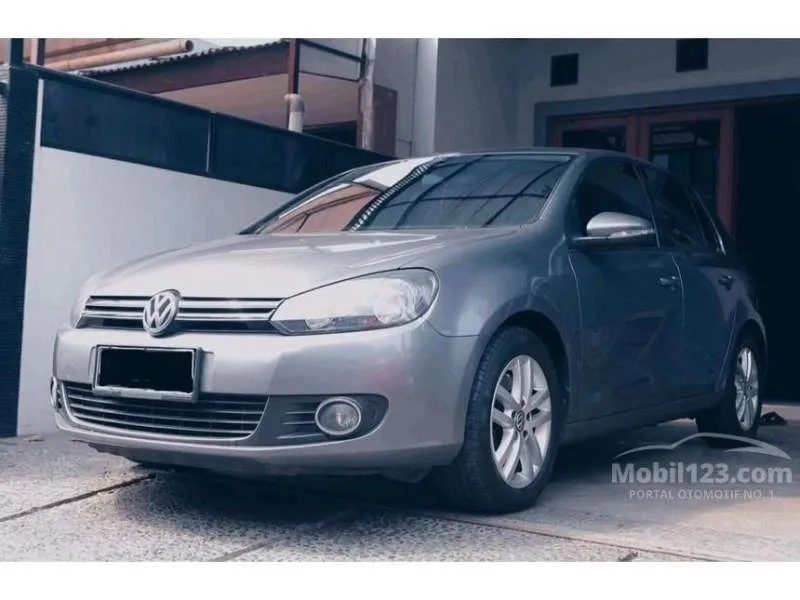 Volkswagen Golf Merah