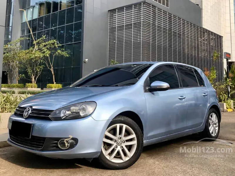 Volkswagen Golf Merah