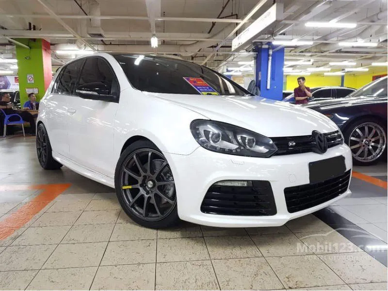 Volkswagen Golf Merah