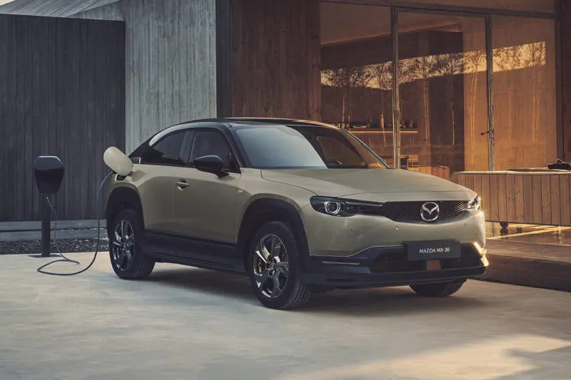 Mazda MX-30 Ceramic Metallic dengan Black Side Panels and Black Roof