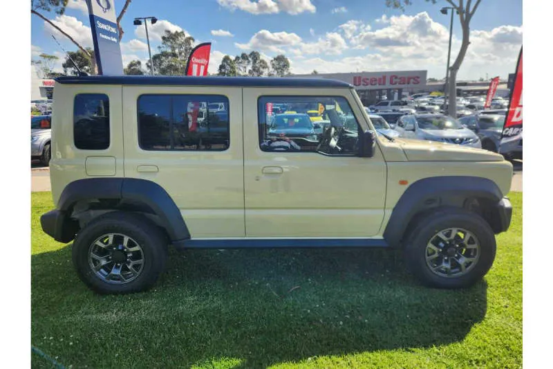 Suzuki Jimny Metallic Chiffon Ivory   Pearl Bluish Black