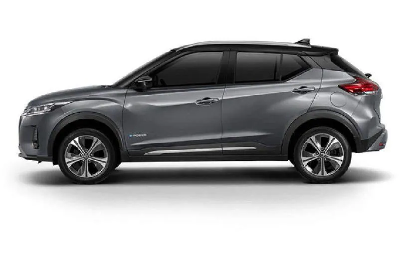 Nissan Kicks Play Radian Red dengan atap hitam