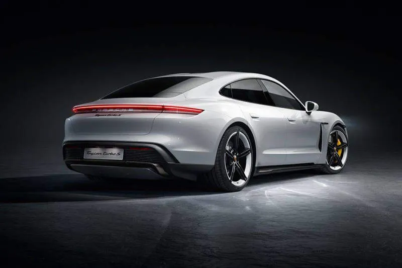 Porsche Taycan Merah