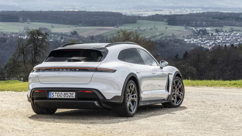 Porsche Taycan Cross Turismo Merah Carmine