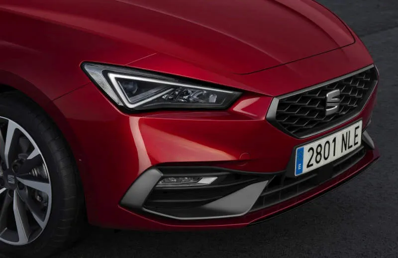 SEAT Leon IV 1.0 TSI (110 Hp) Merah