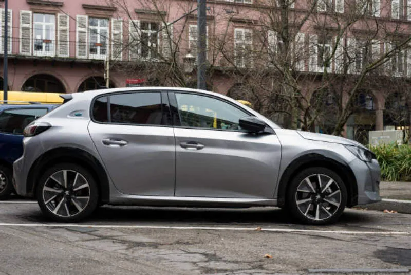 Peugeot e-208 Putih
