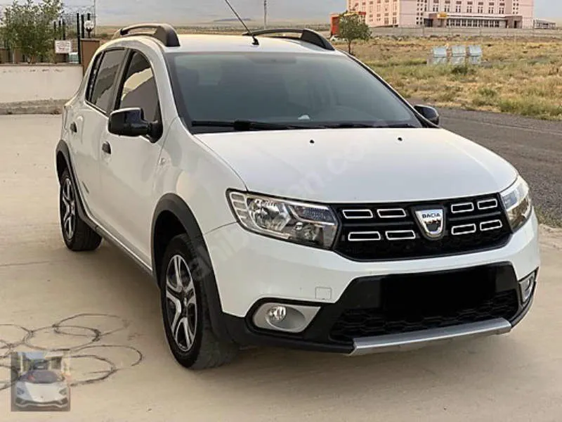 Dacia Sandero Merah